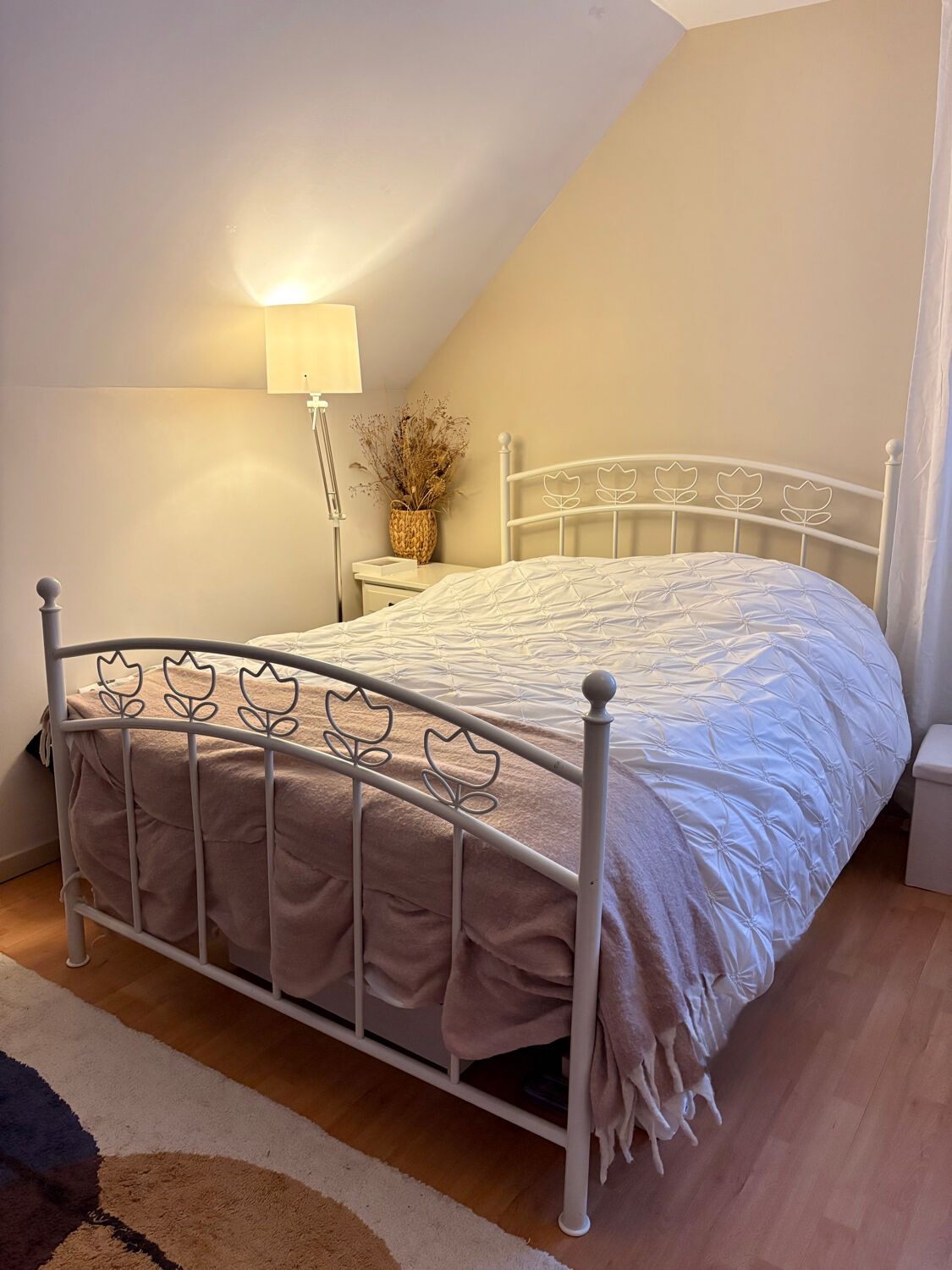 Double bed "Tulipes" in white metal from the 2000s.