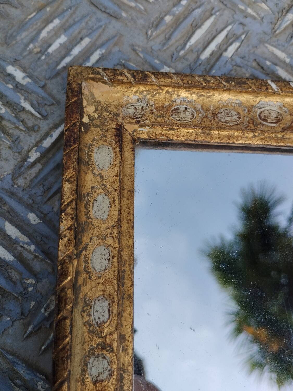Antique Venetian mirror in gilded wood