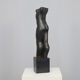 Sculpture en bronze d'un torse féminin debout par Francine Govers, années 1990.