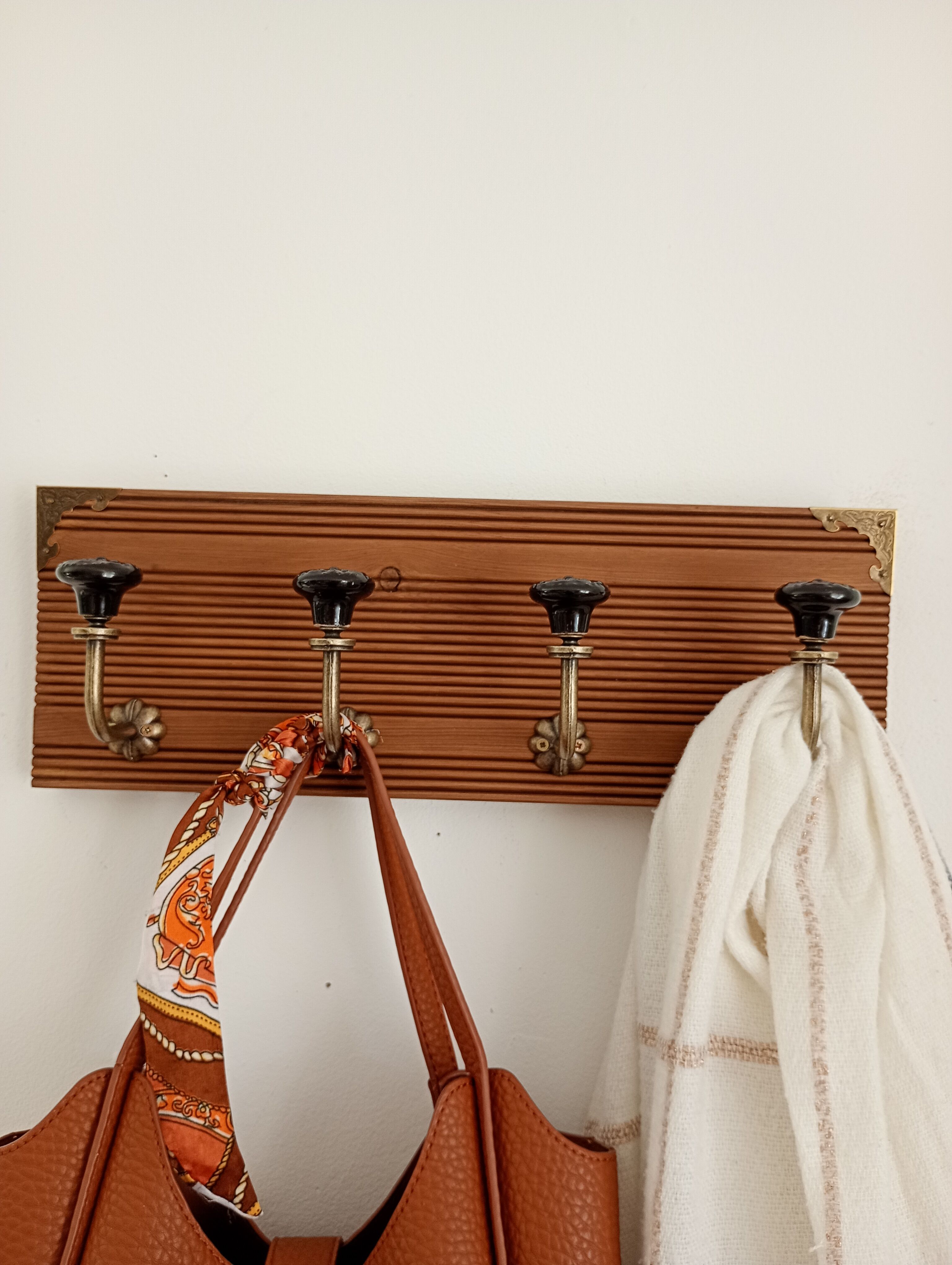 Wall coat rack with 4 hooks – Grooved wood and black ceramic