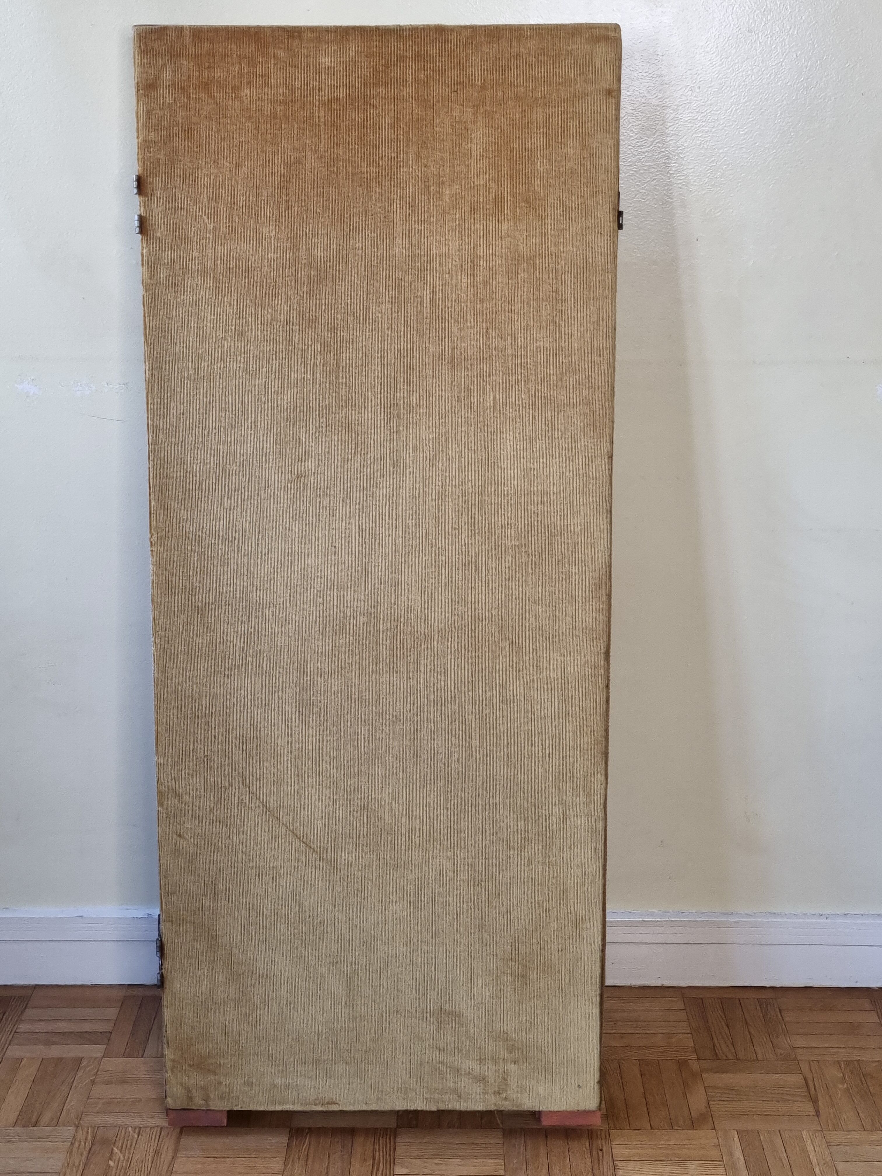 Paravent à décor de fils de laine, art "Huichol", signé, 123 cm