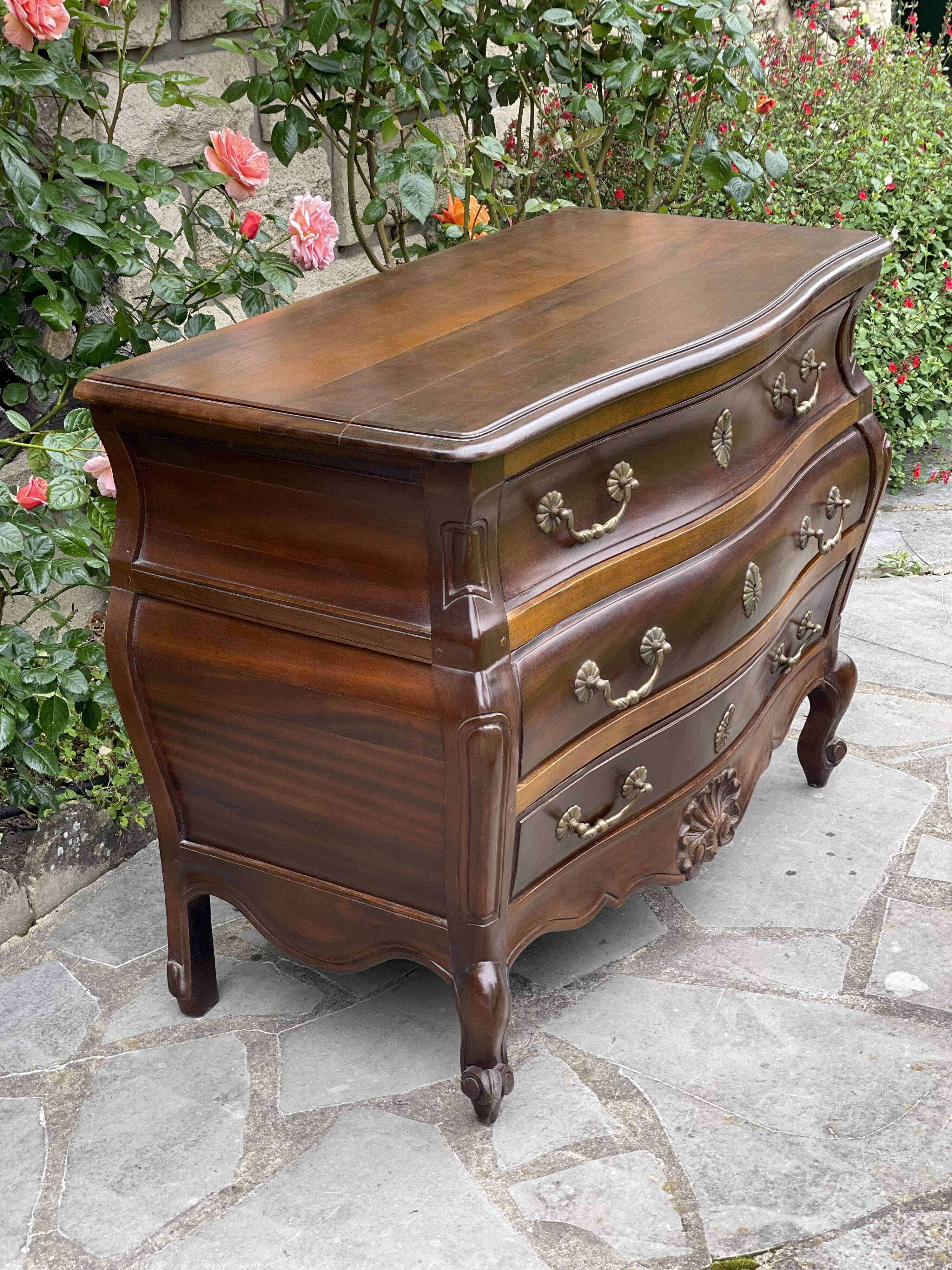 Commode galbée style Louis XV