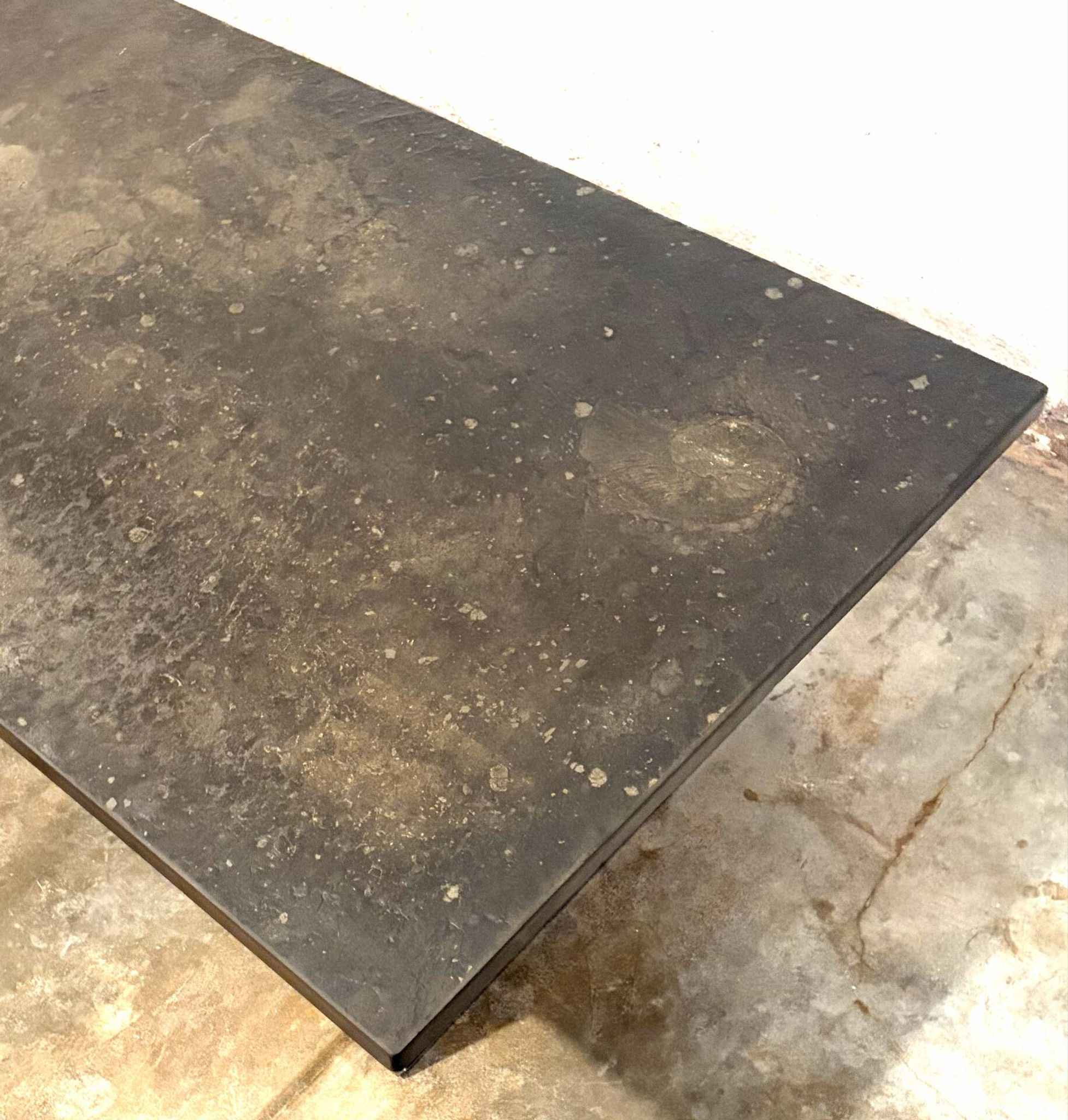 Table basse en pierre naturelle de schiste bitumineux par Studio Draenert