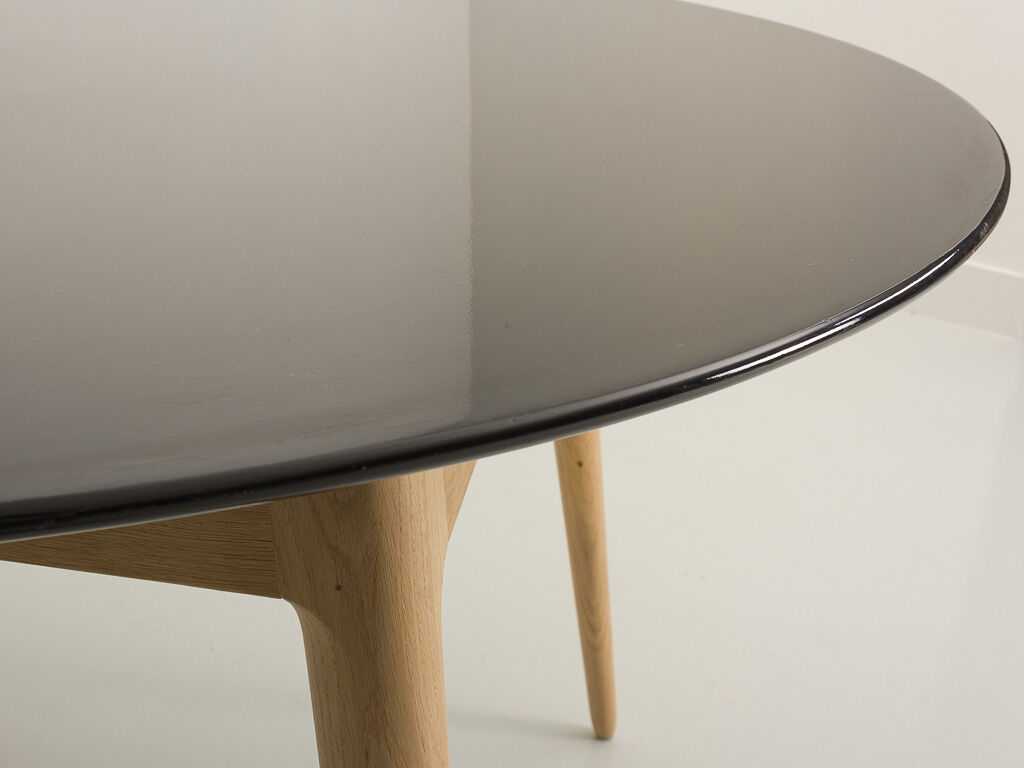 Round table, black lacquered top, solid oak base