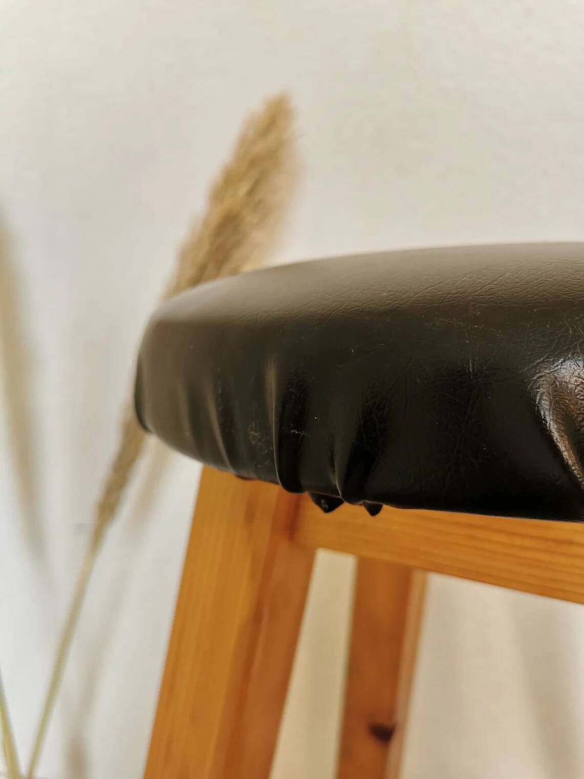 Tabouret de bar vintage en bois : assise en cuir noir, style bistrot des années 50