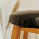 Tabouret de bar vintage en bois : assise en cuir noir, style bistrot des années 50