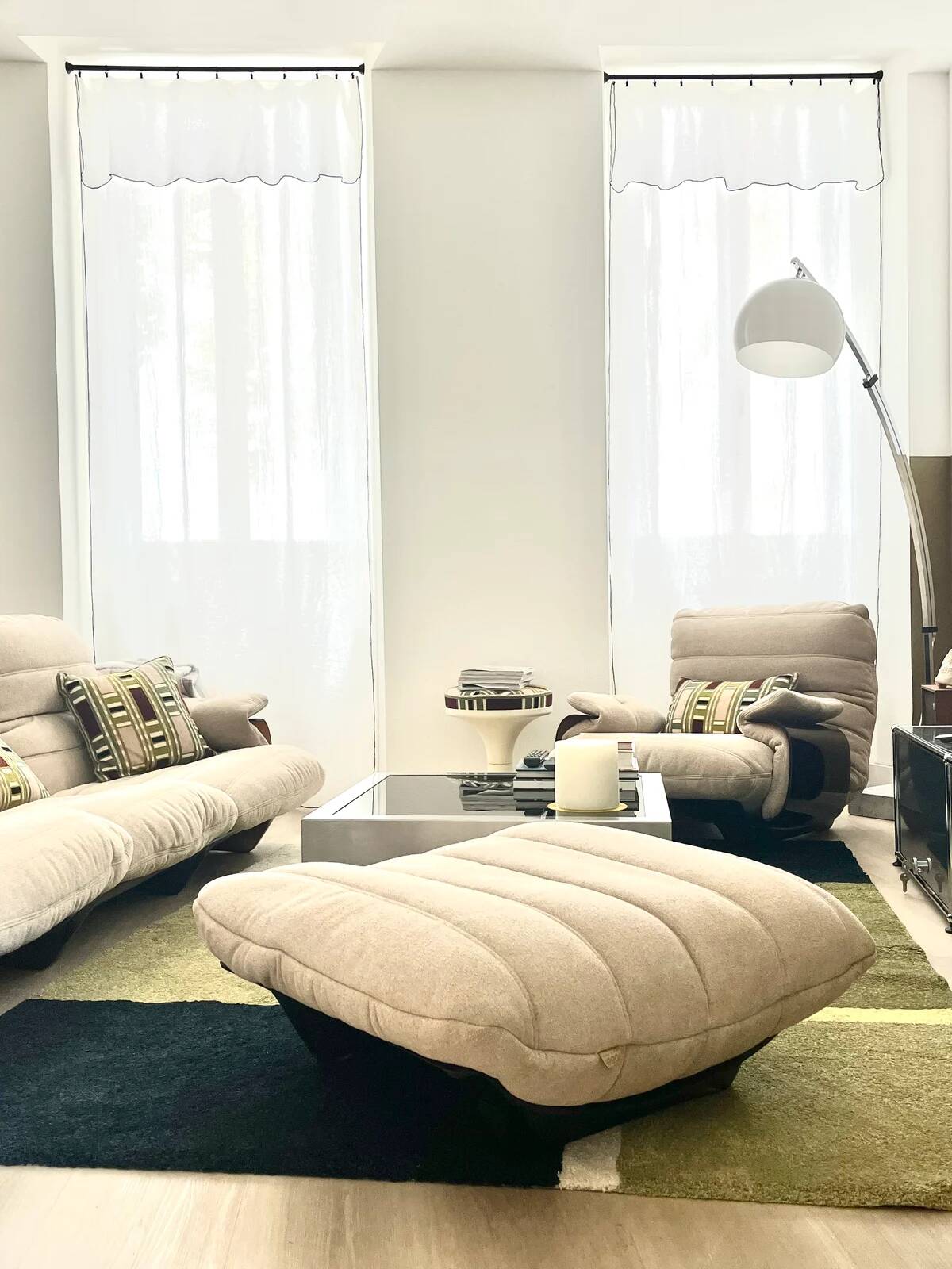 Chauffeuse et son repose-pied Marsala Ligne Roset beige clair
