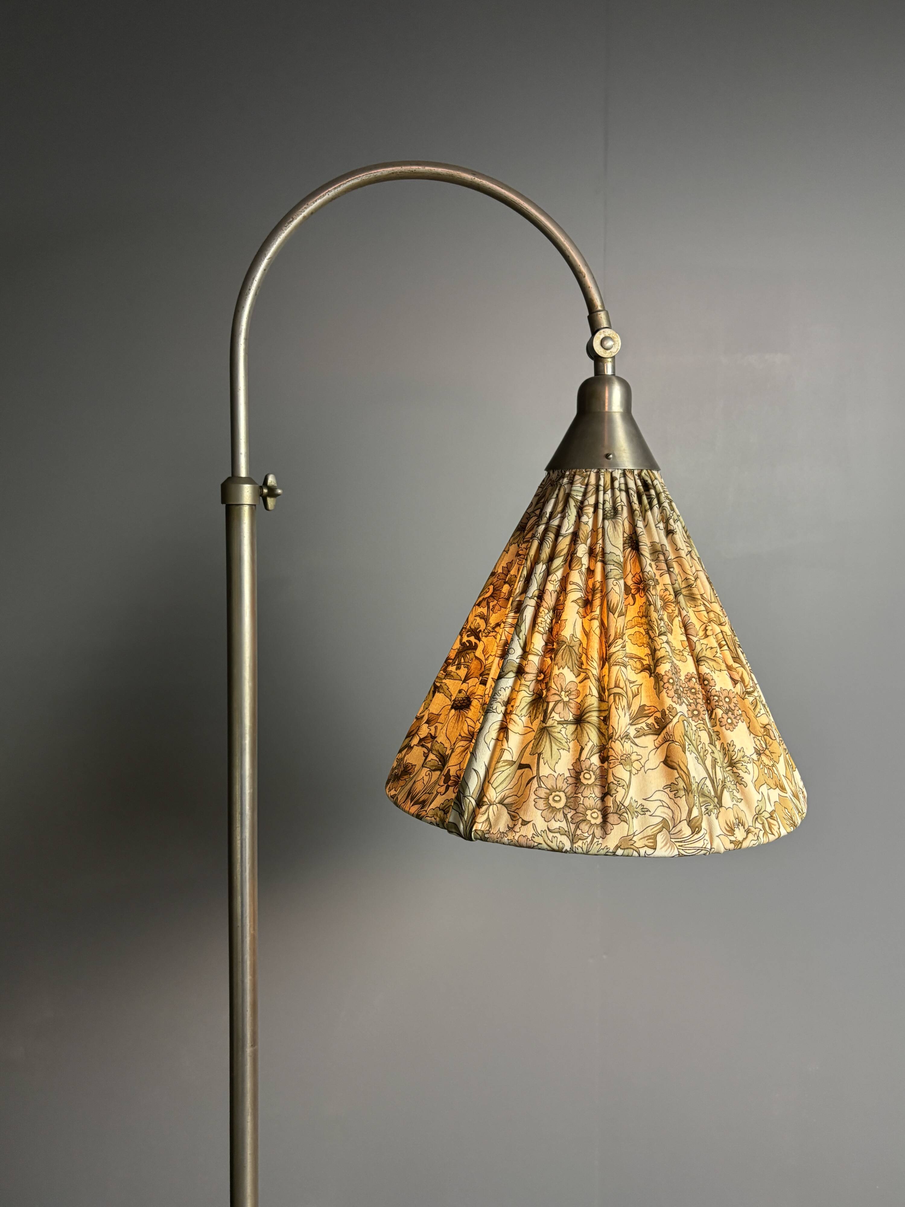 Dutch art deco modernist Bauhaus GISO 451 arc floor lamp W.H. Gispen, 1929