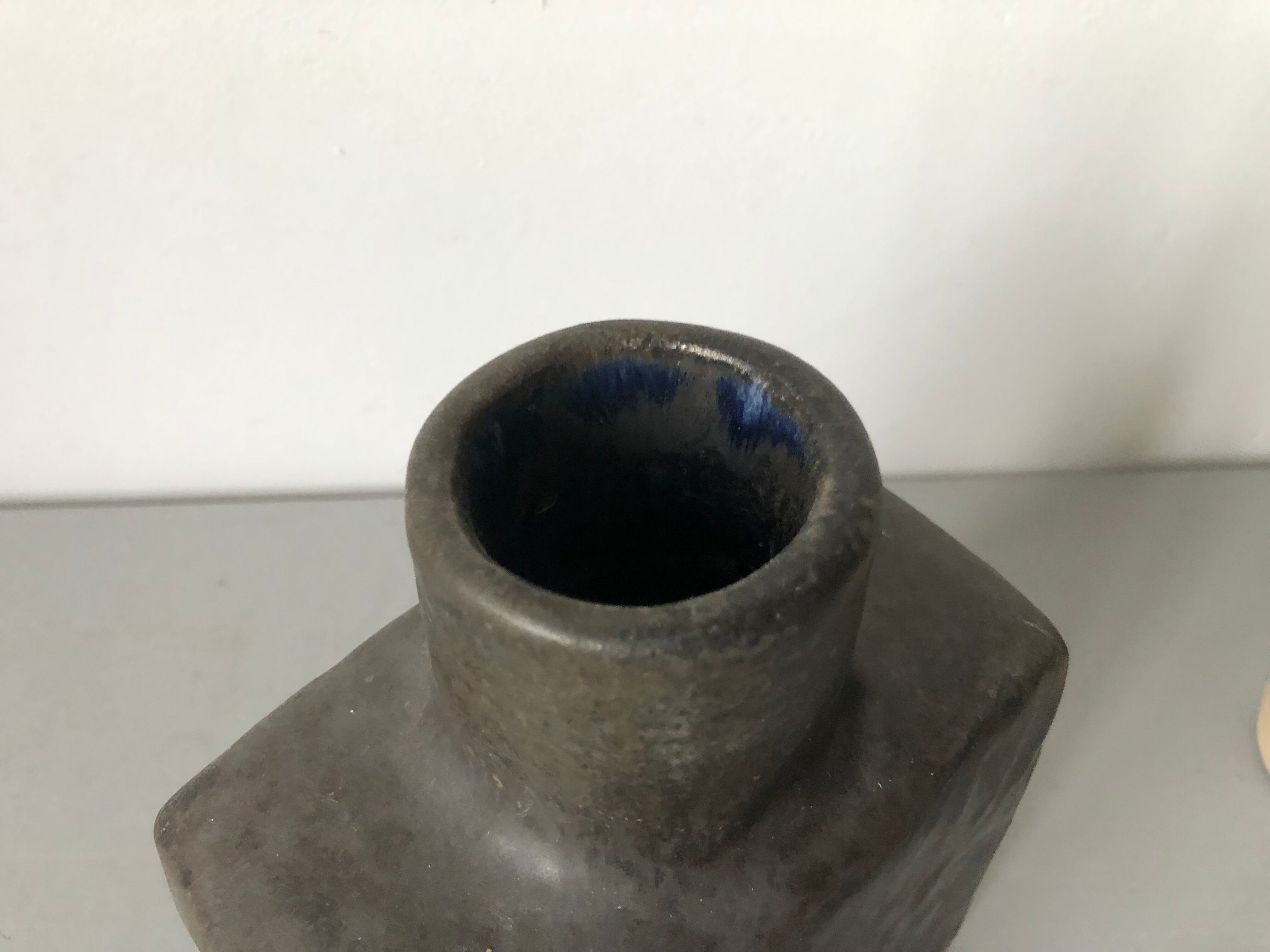 Art pottery of Mobach Holland Cubist vase in black enamelled sandstone