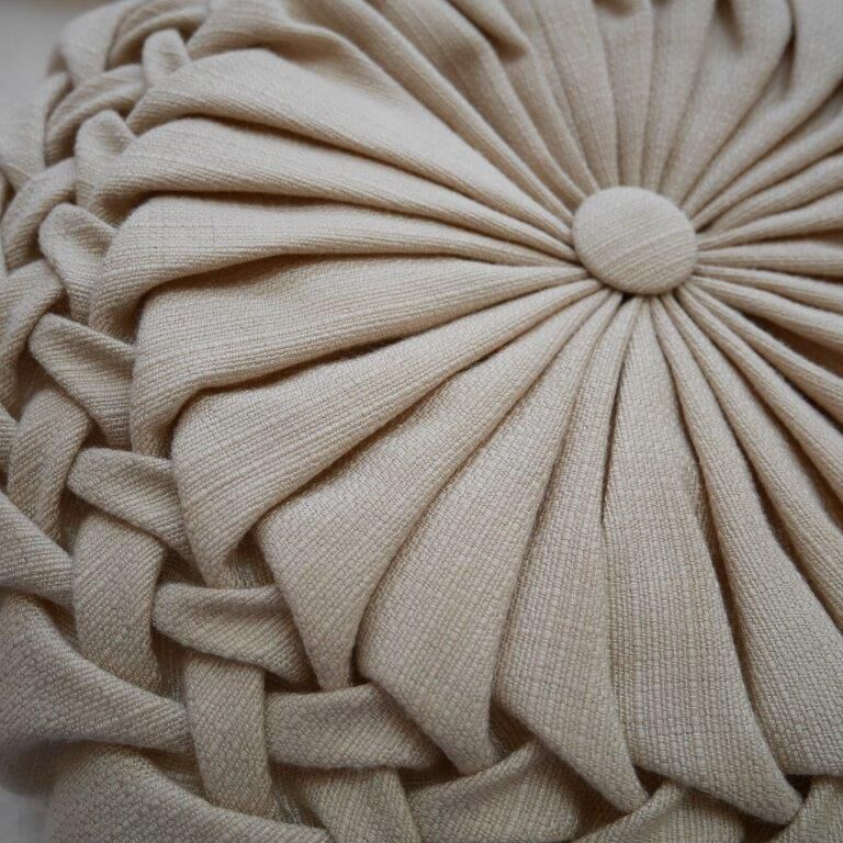 Set of 2 pleated round cushions