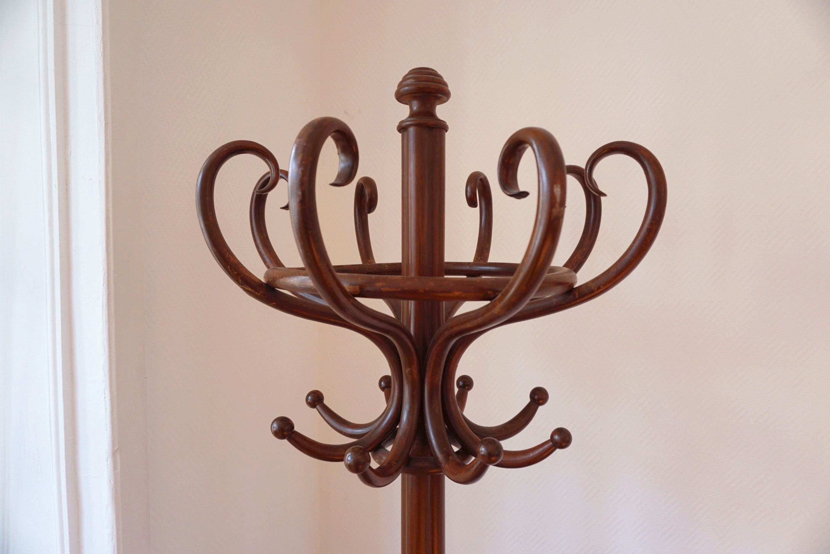 Porte-manteau perroquet de la marque Thonet