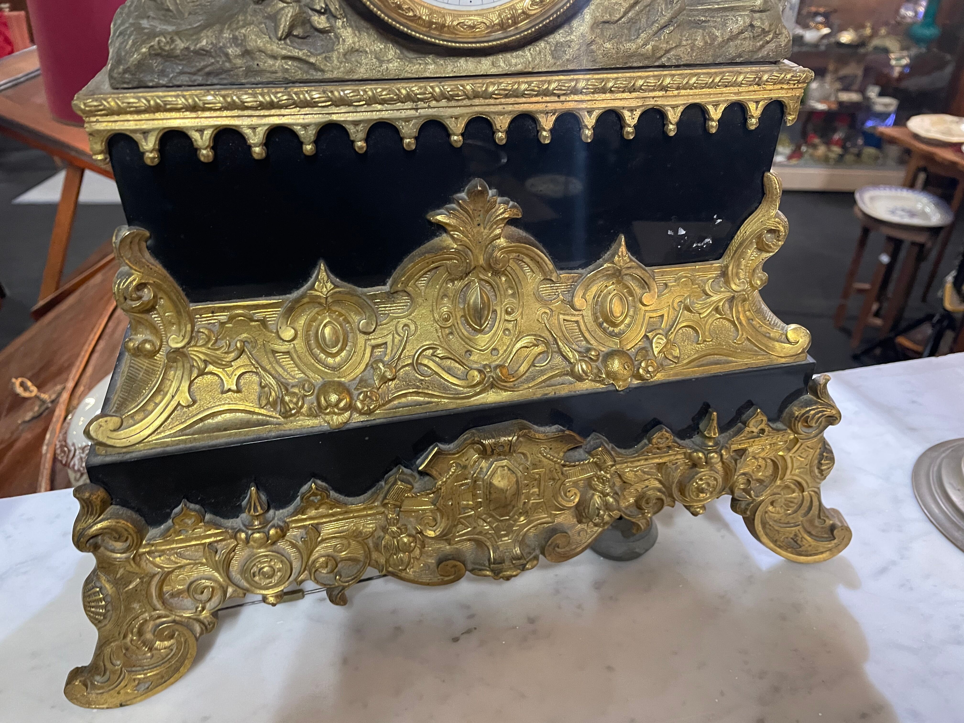 Pendulum in gilded bronze and onyx