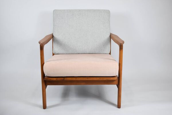 Fauteuil original restauré des années 60, modèle Baczyk, rose poudré et gris, teck