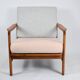 Fauteuil original restauré des années 60, modèle Baczyk, rose poudré et gris, teck