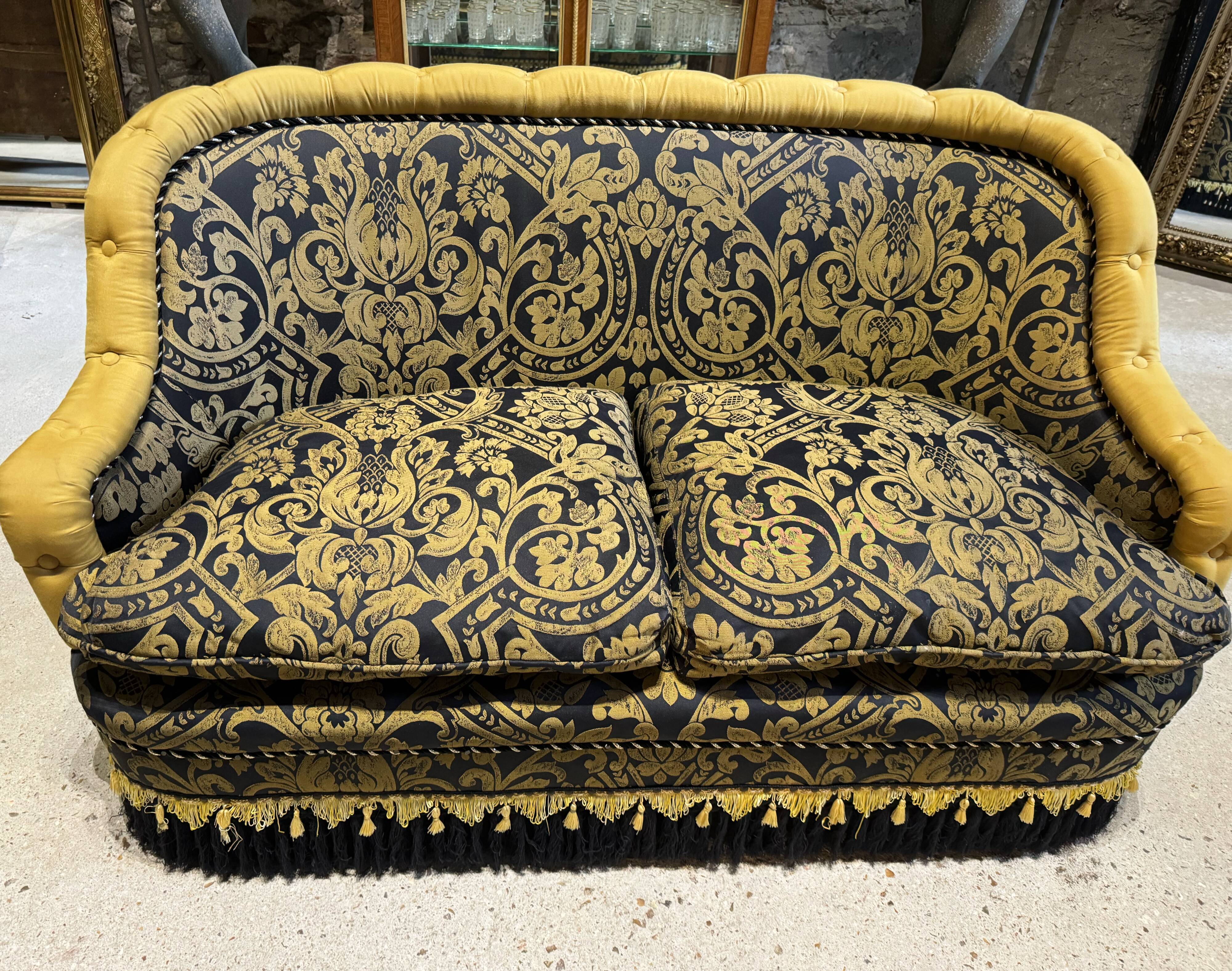 Napoleon III style living room with floral decoration