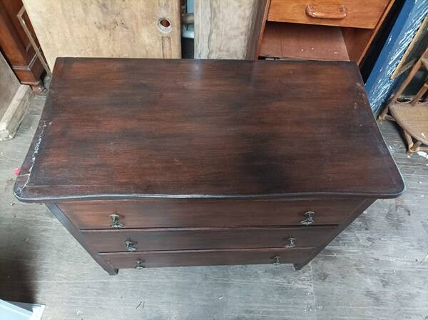 Solid wood chest of drawers with 3 patinated varnished drawers