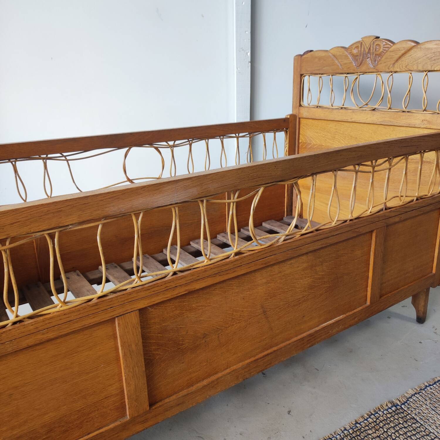 Lit bébé vintage bois verni et osier tressé