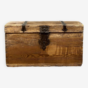 Louis XIII period castle chest in solid wood circa 1750-1780