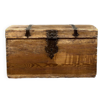 Louis XIII period castle chest in solid wood circa 1750-1780