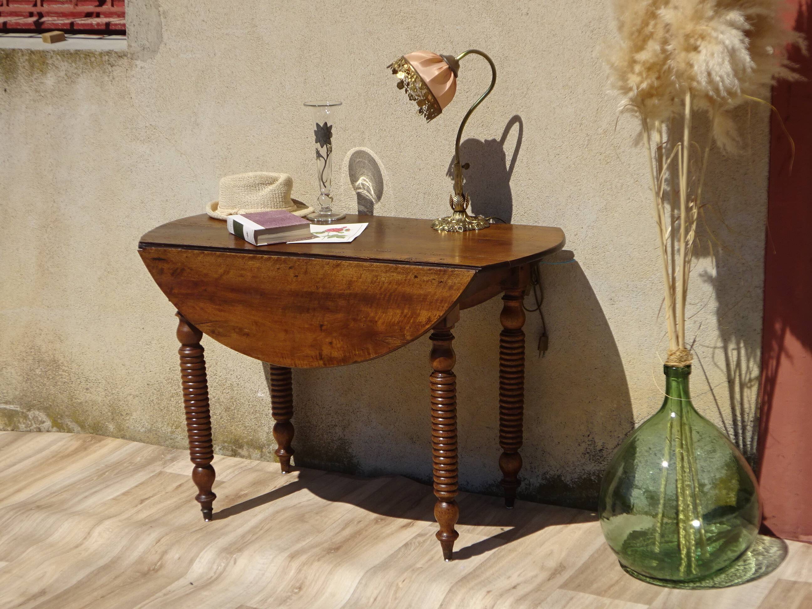 Drop-leaf table, honey-spoon-shaped legs