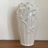 Vase blanc art nouveau avec fleurs et libellules