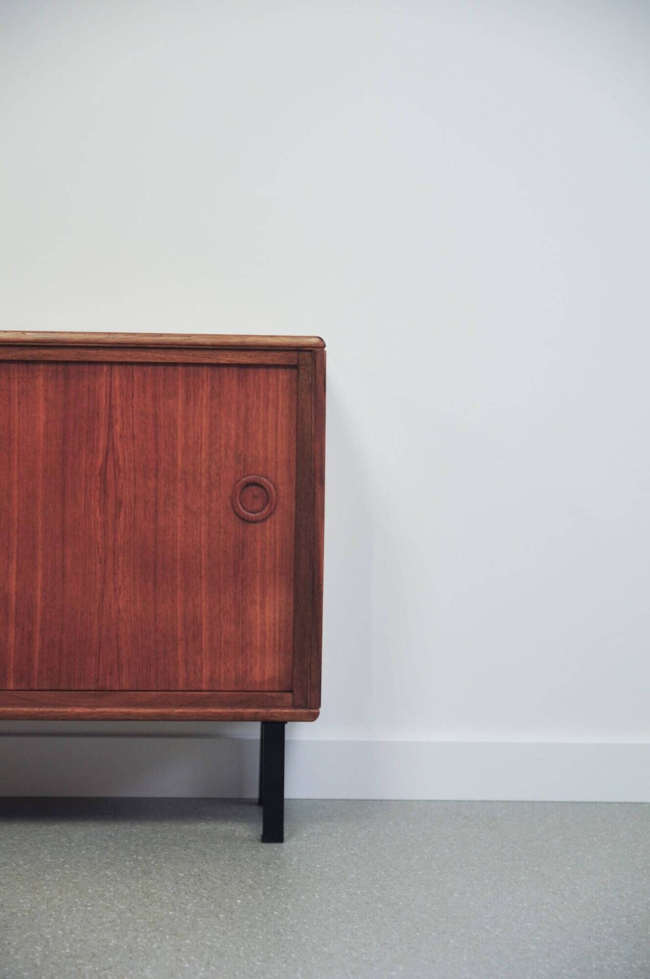 Cabinet en teck vintage avec portes coulissantes