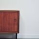 Cabinet en teck vintage avec portes coulissantes