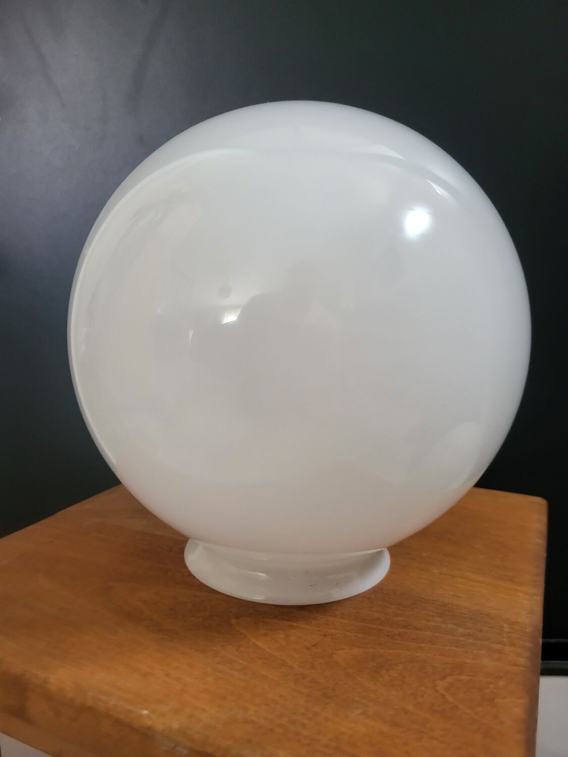 Opaque opaline globe