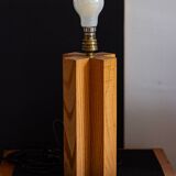 Pied de lampe en bois formant croisillon, années 1970-80