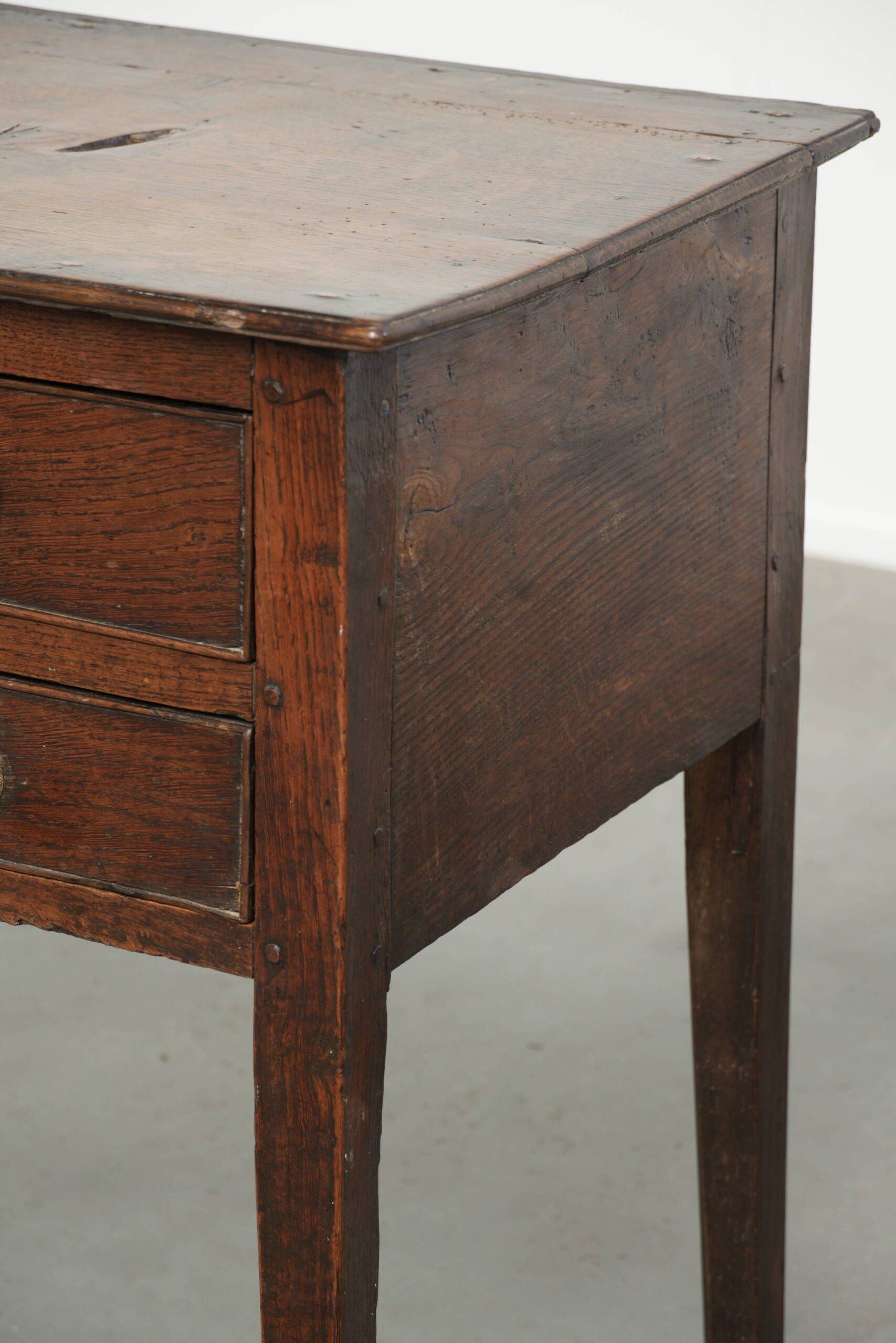 Table basse anglaise antique de style lowboy du XVIIIe siècle en chêne.