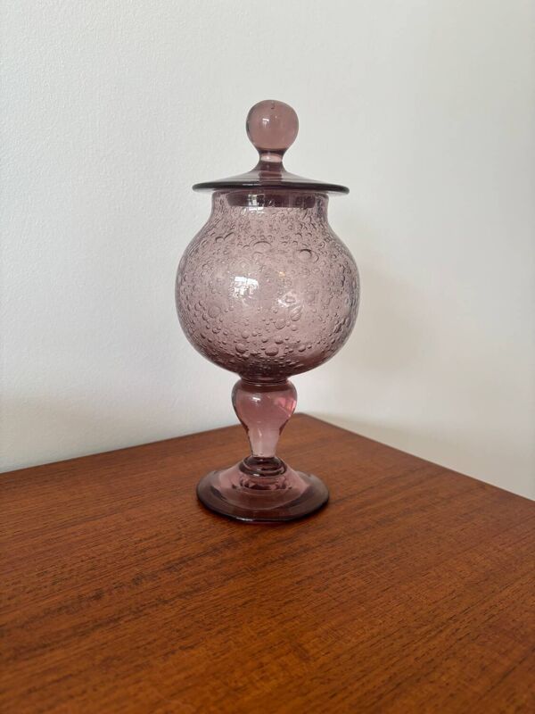 Bonbonnière en verre soufflé bullé violet, style Biot