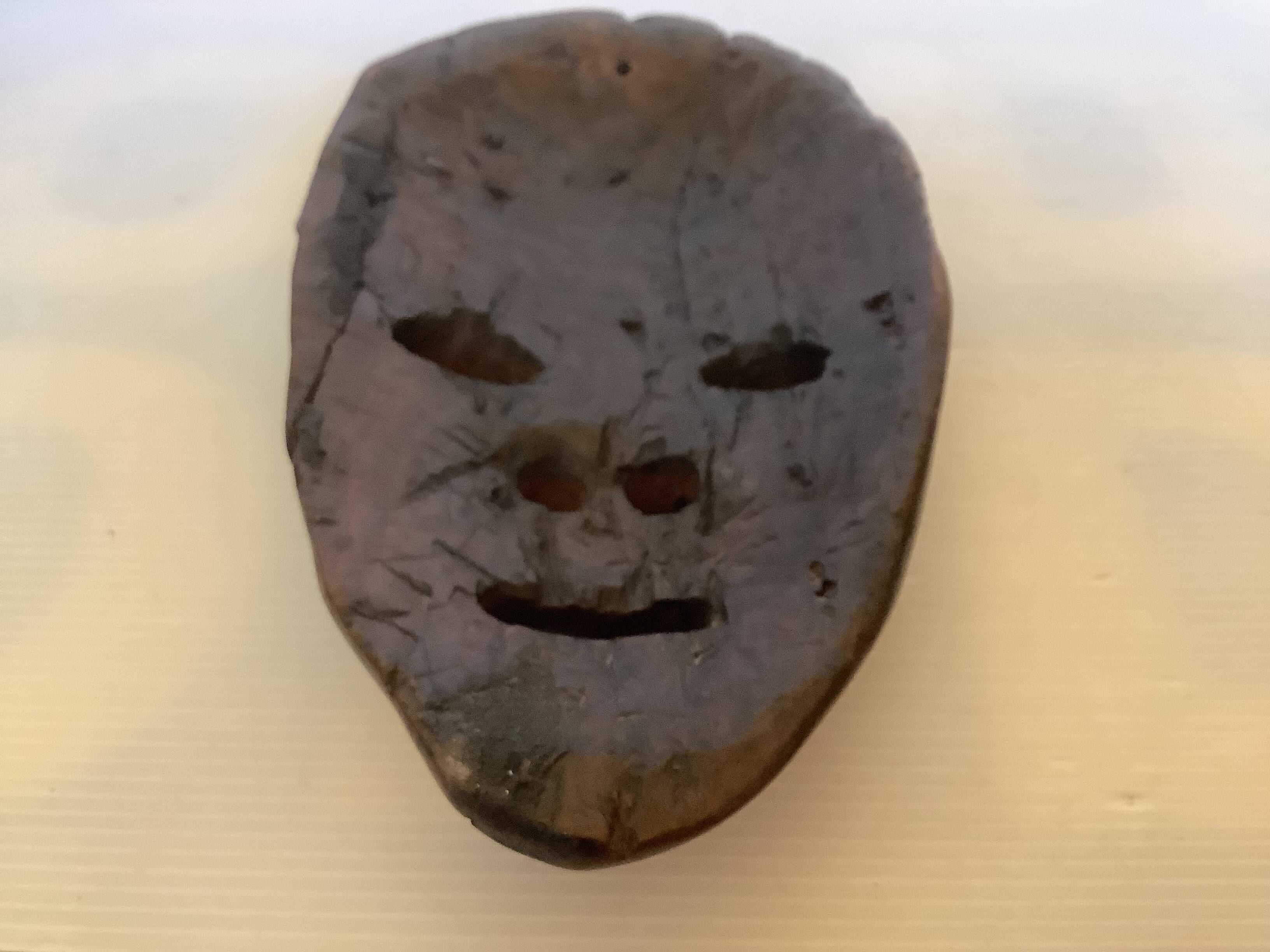 Masque africain en bois massif
