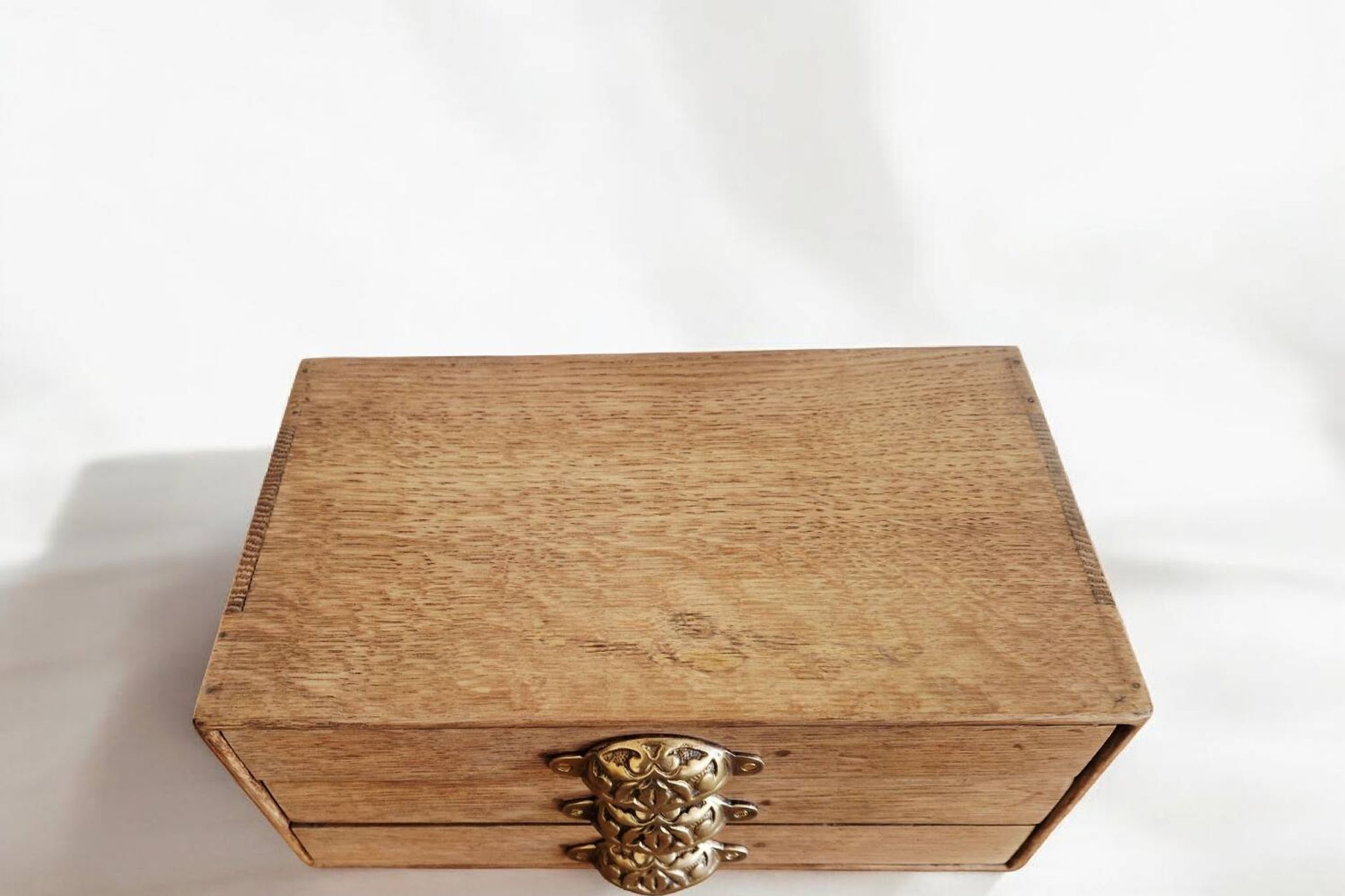 Small storage chest of drawers in oak and brass - 1900s period