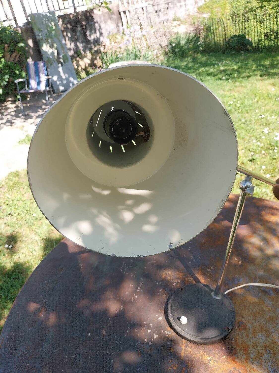 Articulated desk lamp