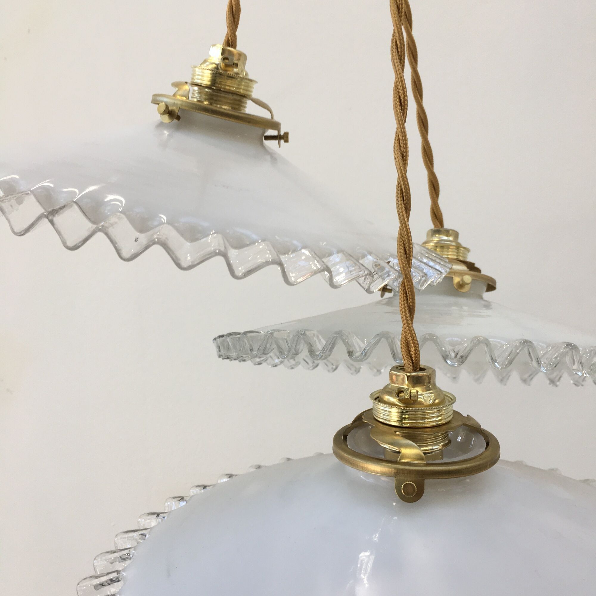 Trio de suspensions en opaline blanche et bords dentelés transparents