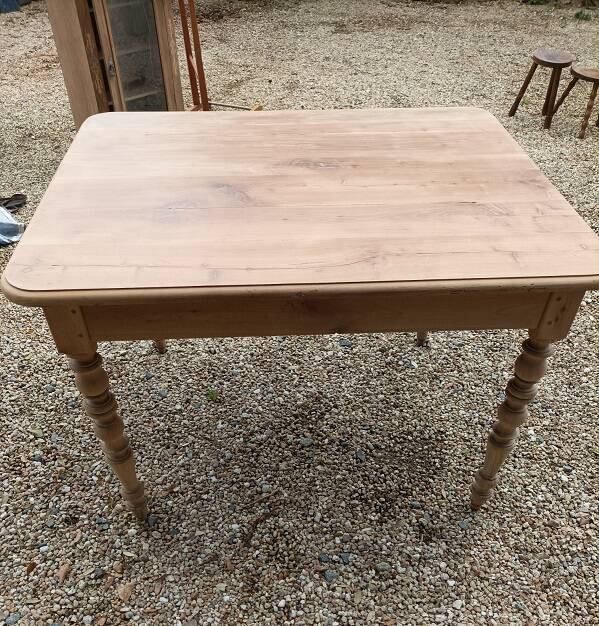 Aero-gummed solid table