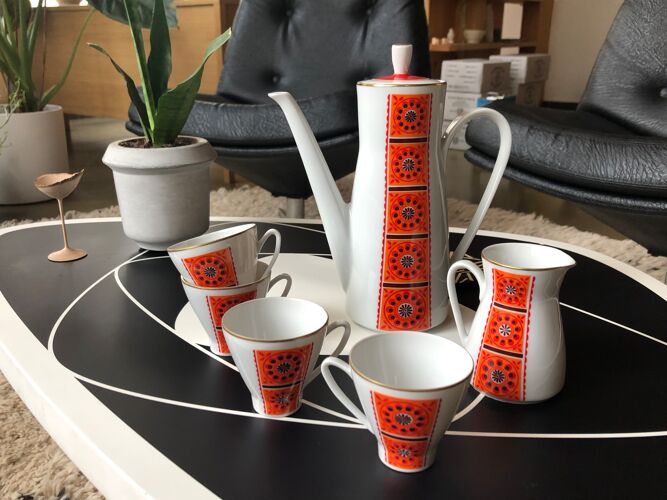 Cafetière orange et 4 tasses et pot à lait motif fleurs