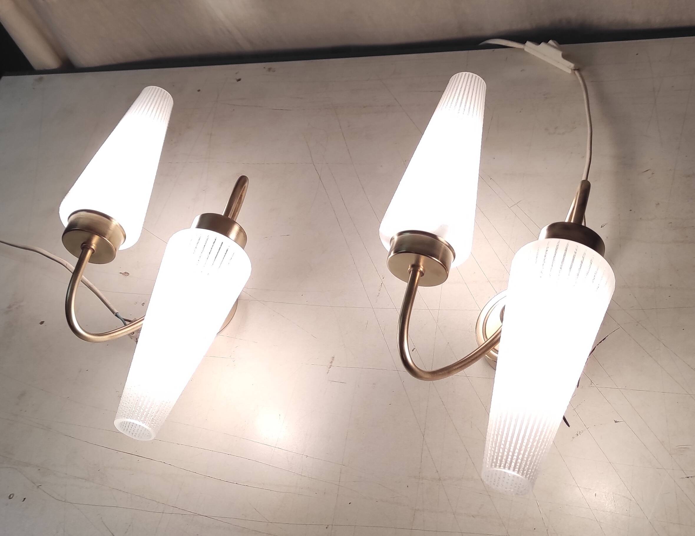 Appliques asymétriques en laiton et tulipe en opaline, années 50-60