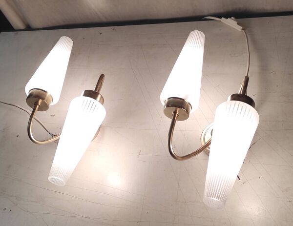 Appliques asymétriques en laiton et tulipe en opaline, années 50-60