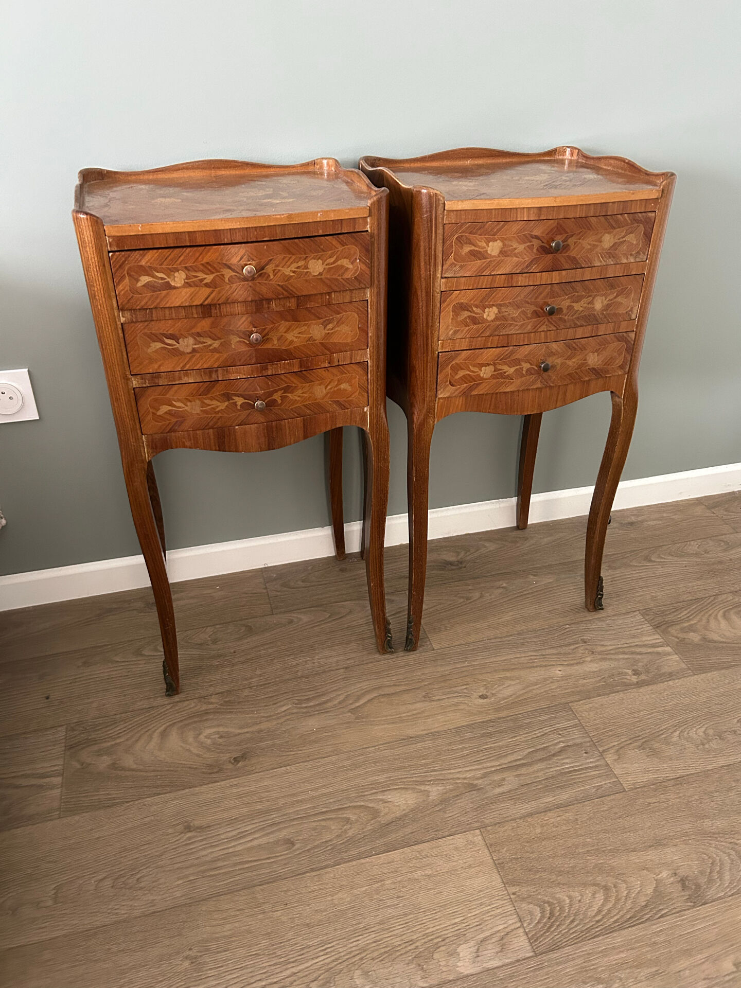 Lot de 2 tables de chevet en marqueterie vintage - style Louis XV