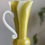 Pichet en verre soufflé opalin.