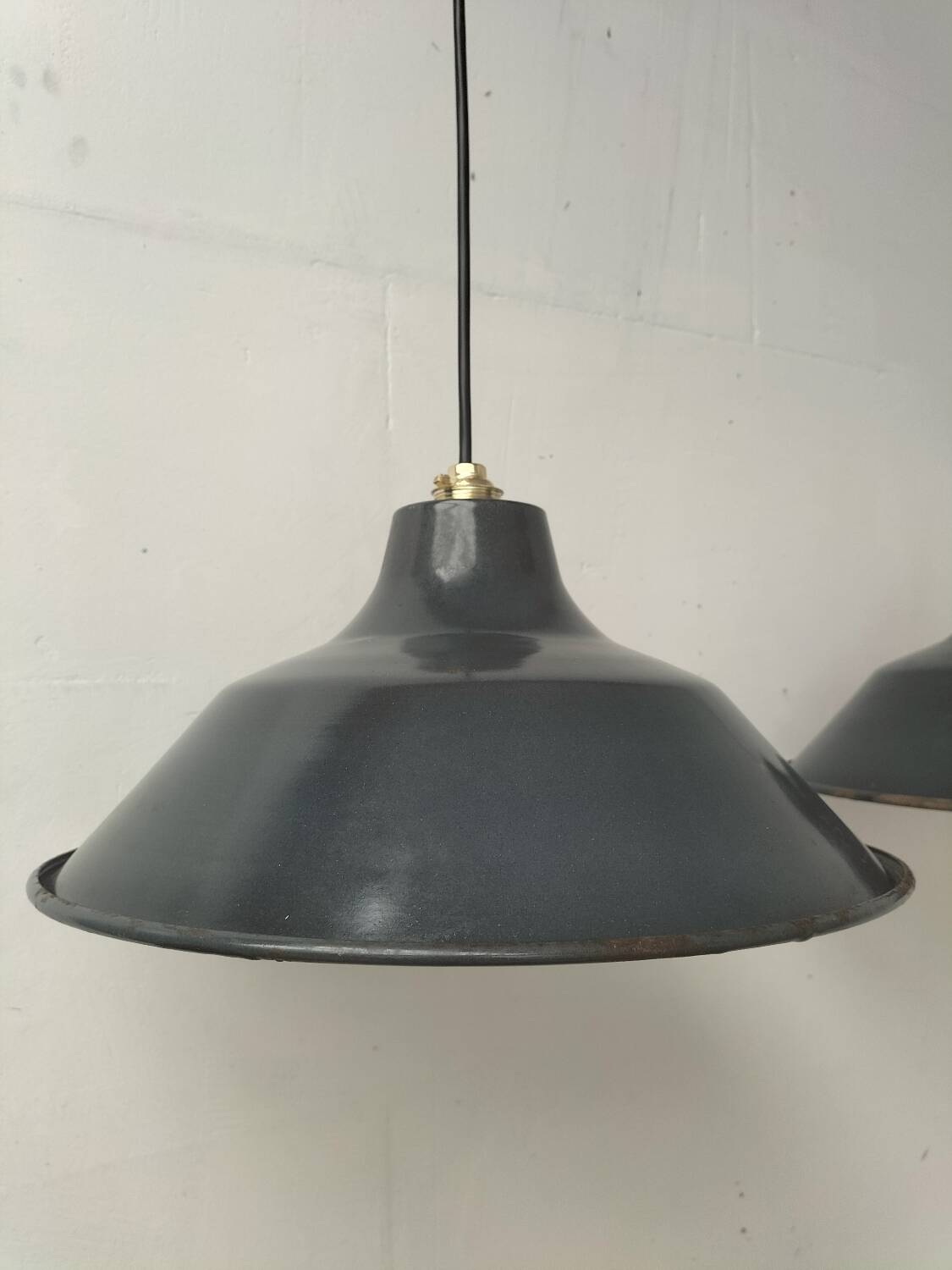 Pair of enamelled sheet metal suspensions