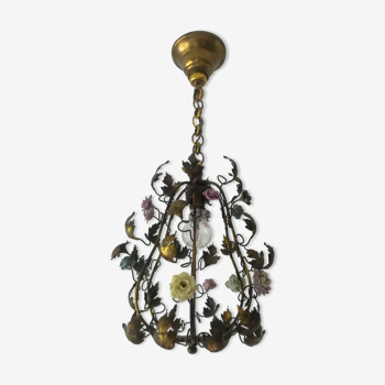 Lustre cage en laiton et fleurs en porcelaine