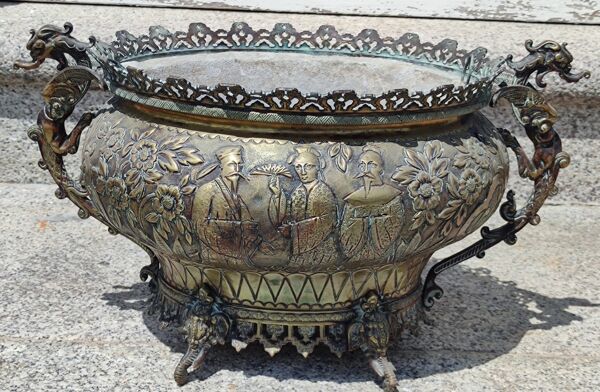 Ancienne jardinière en cuivre décor hindou