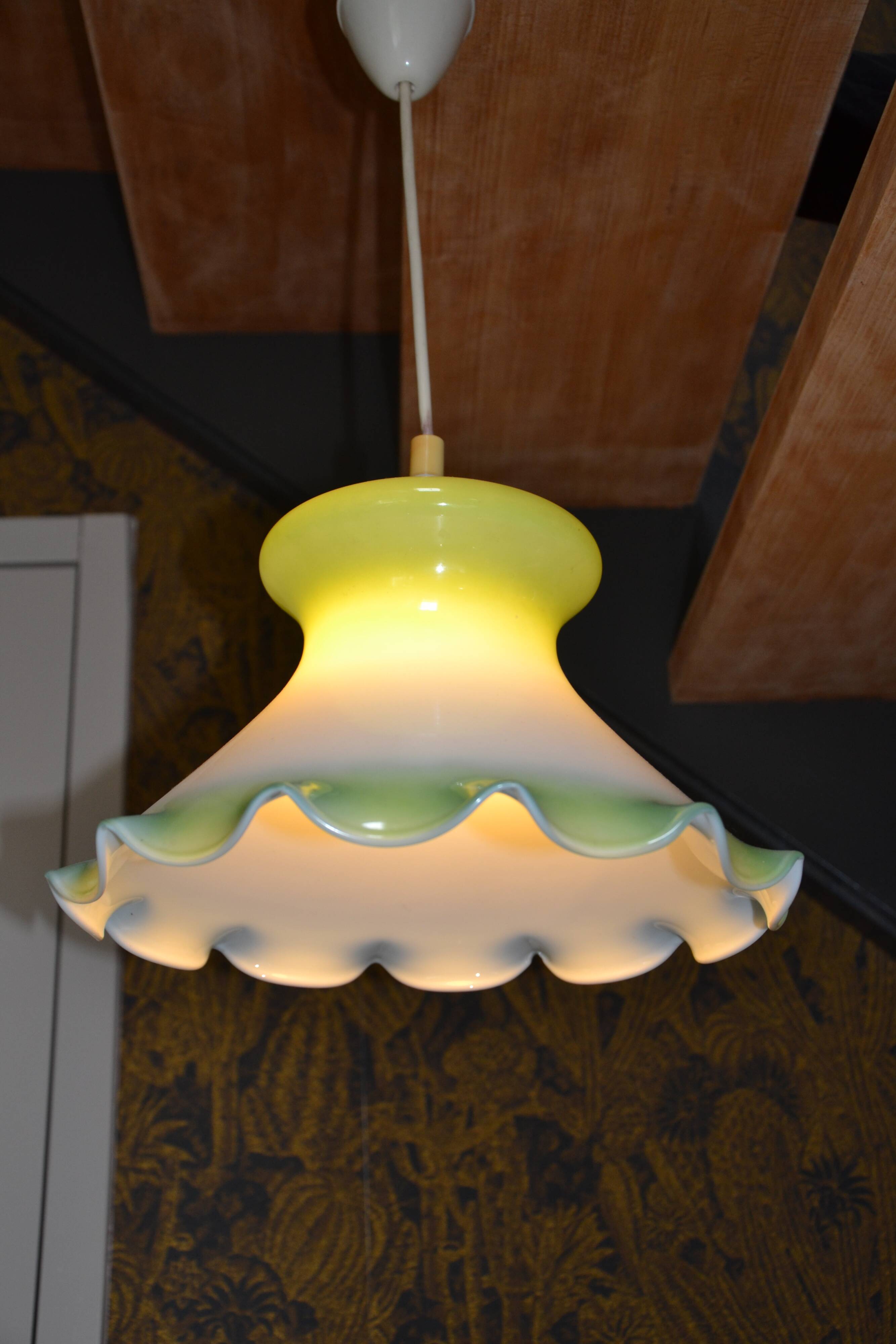 Vintage suspension in green opaline