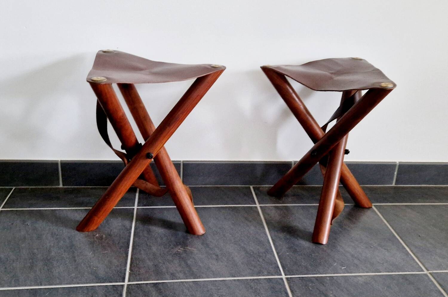 Ensemble de tabourets tripode teck et cuir