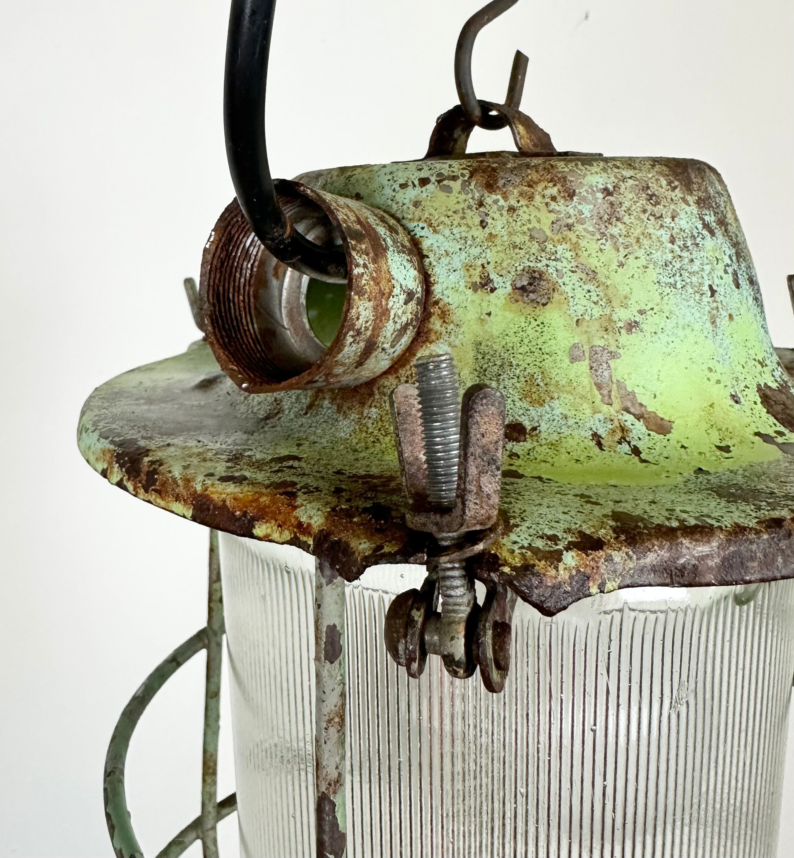 Suspension de bunker industriel soviétique vert avec grille de fer, années 1960