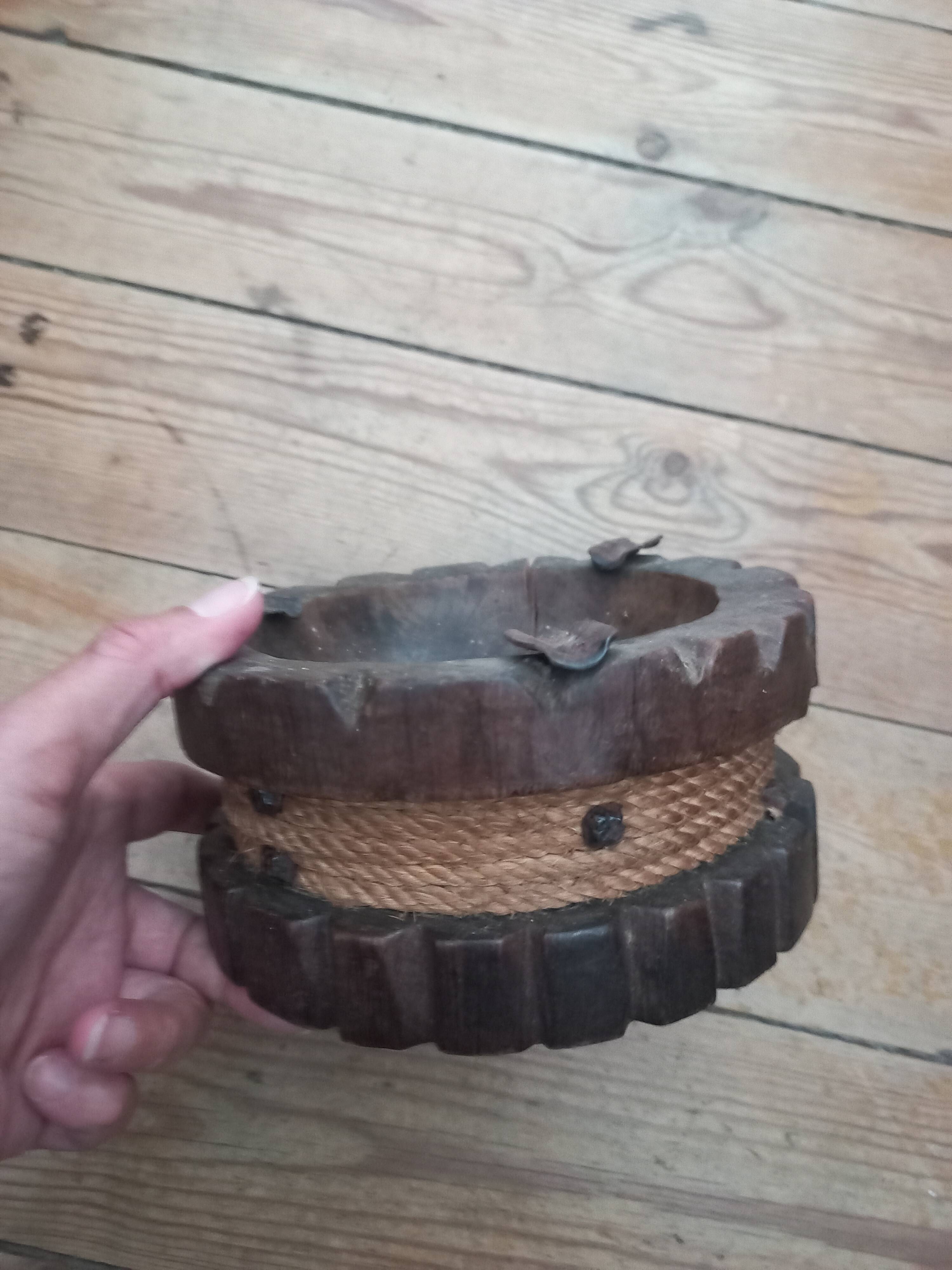 Cendrier rustique ancien en bois sculpté