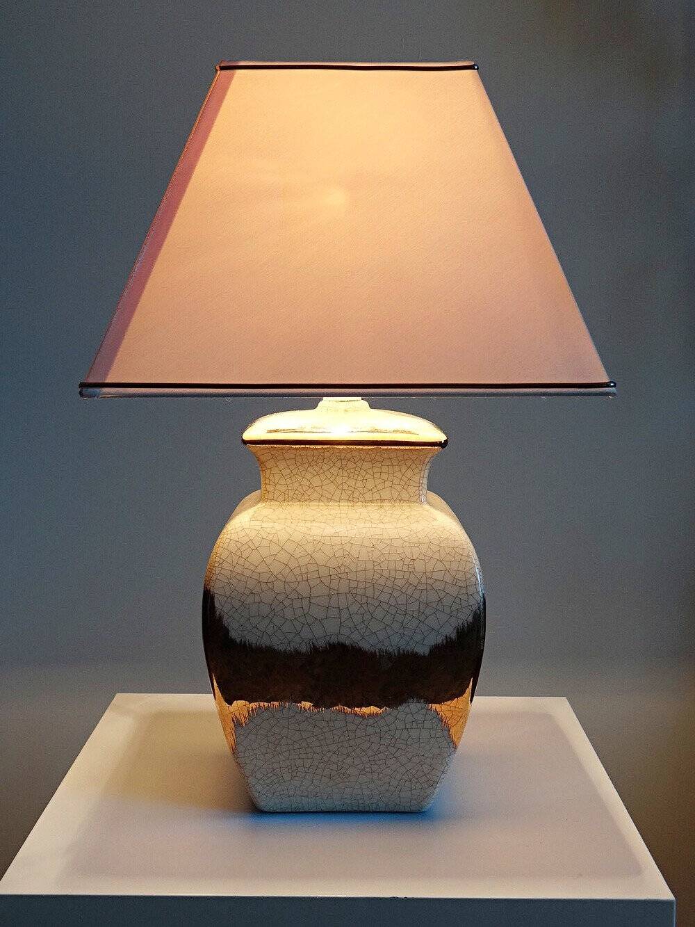 Large vintage Italian lamp in cracked ivory ceramic with gilding.