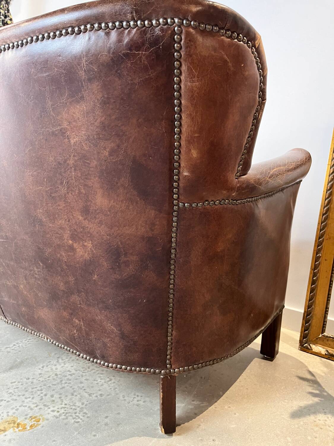Banquette vintage en cuir clouté